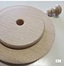 Holzbierdeckel mit Strohhalmloch und Griffknopf