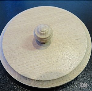Holzbierdeckel mit Griffknopf aus Holz